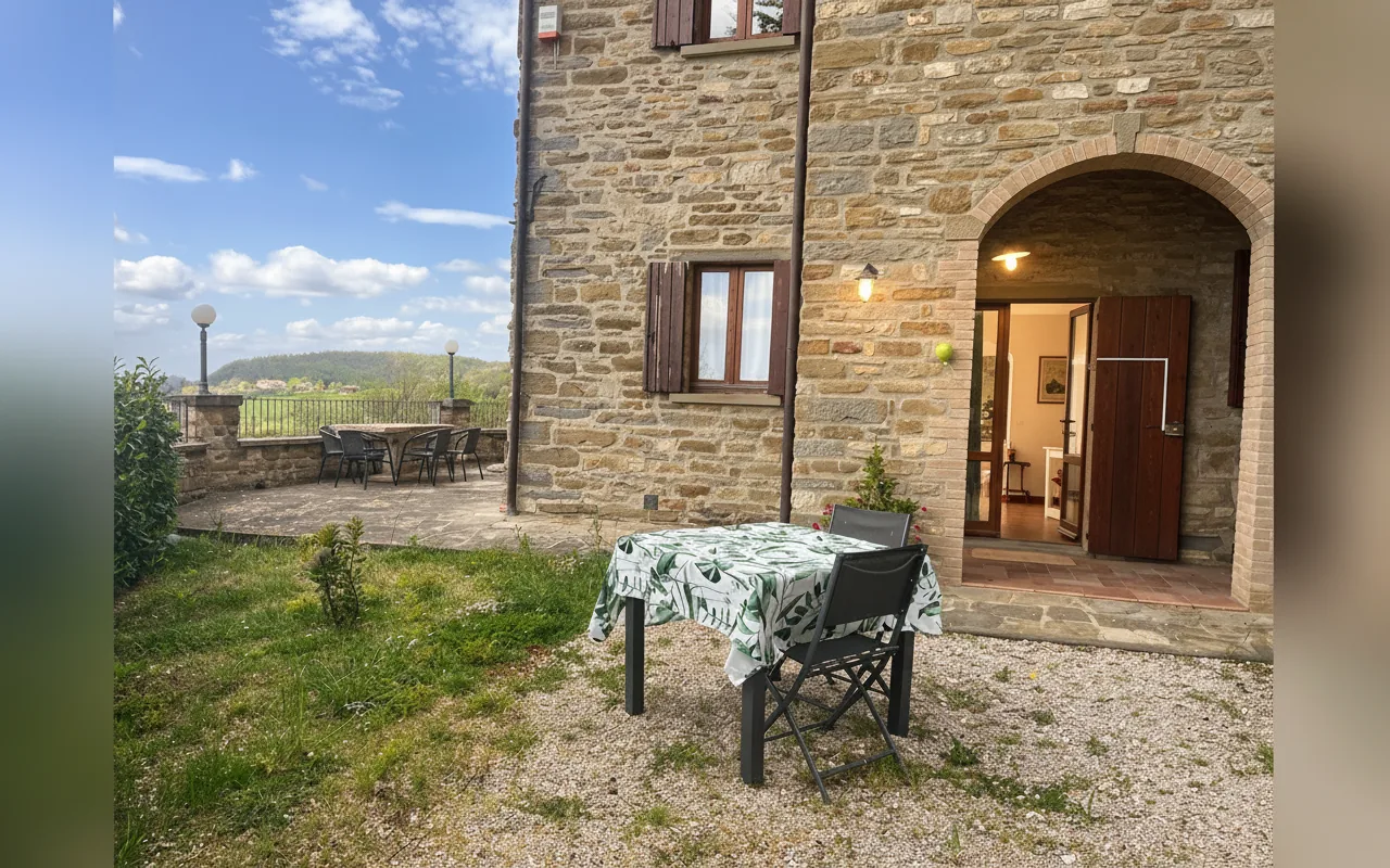 Esterni di CASA CRESTA, Gubbio (Umbria) (foto 1)