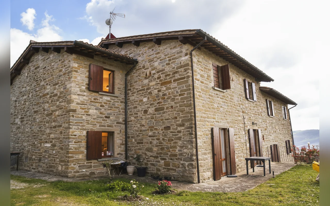Esterni di CASA CRESTA, Gubbio (Umbria) (foto 3)
